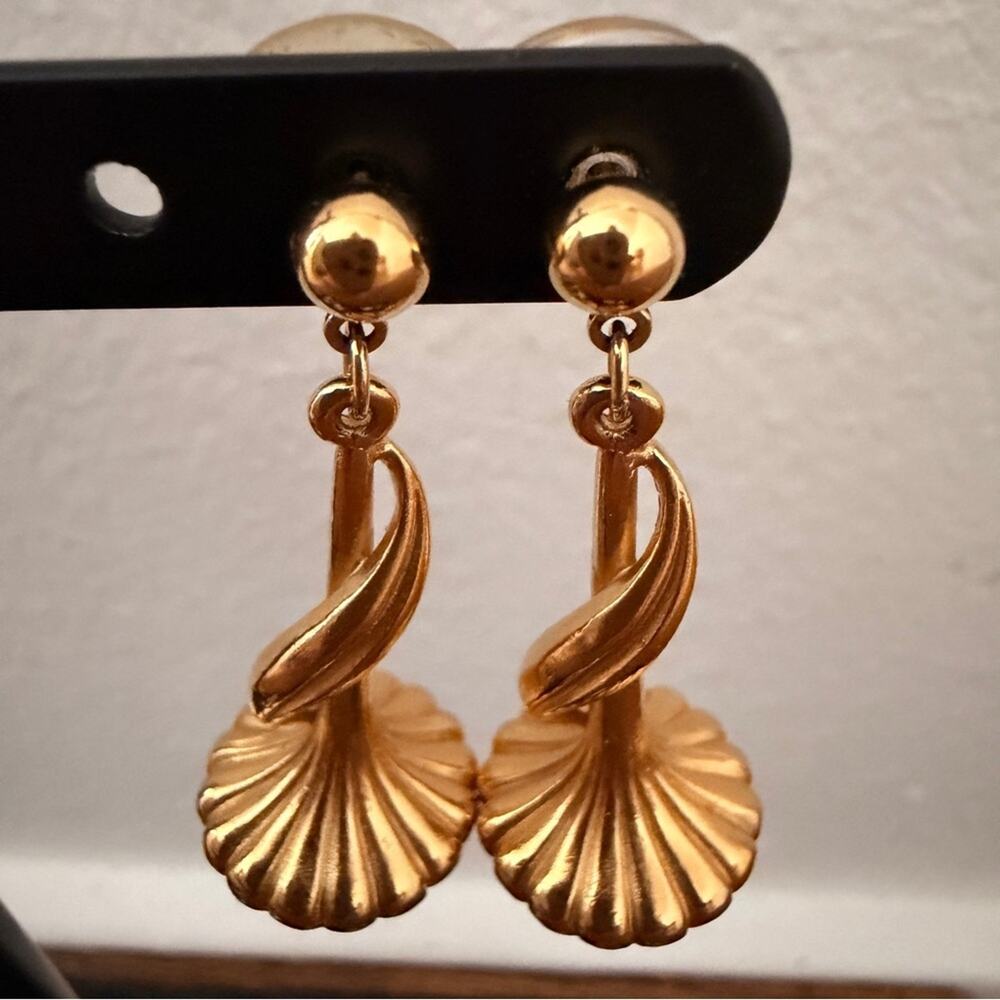 Trifari signed vintage Gold-Tone Twisted Drop Earrings with Clear Glass Drops - Picture 7 of 10